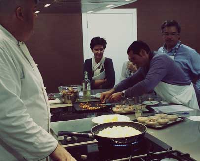 Private Cooking Class in Valencia Discover the secrets of the authentic Paella. Hands-on cooking class and lunch in Valencia. Privately organized, starting from 2 people